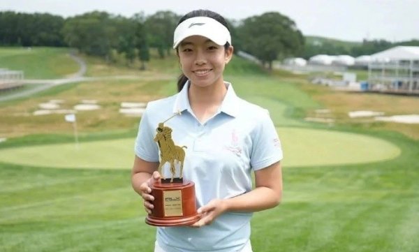 聚宝盆配资 刘国梁15岁女儿刘宇婕夺高尔夫冠军，赛后英文演讲感谢父母